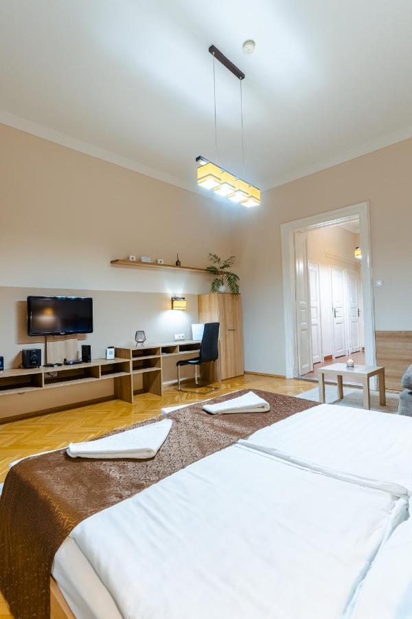 City Center Apartment Debrecen Esterno foto